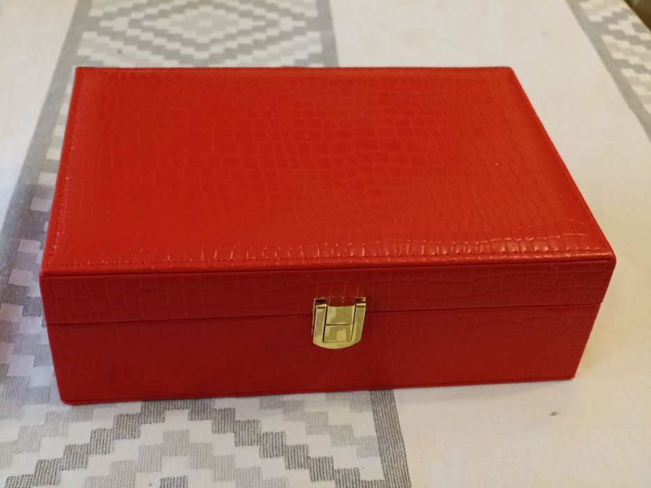 Kuferek biżuteryjny