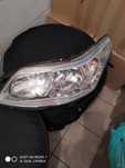Citroen C4 2008 lewy reflektor + listwa przednia z logo Citroena