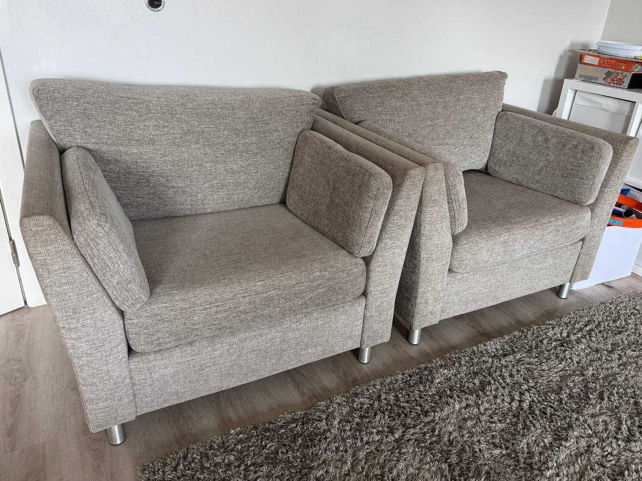 Sofá com duas poltronas na sala de estar