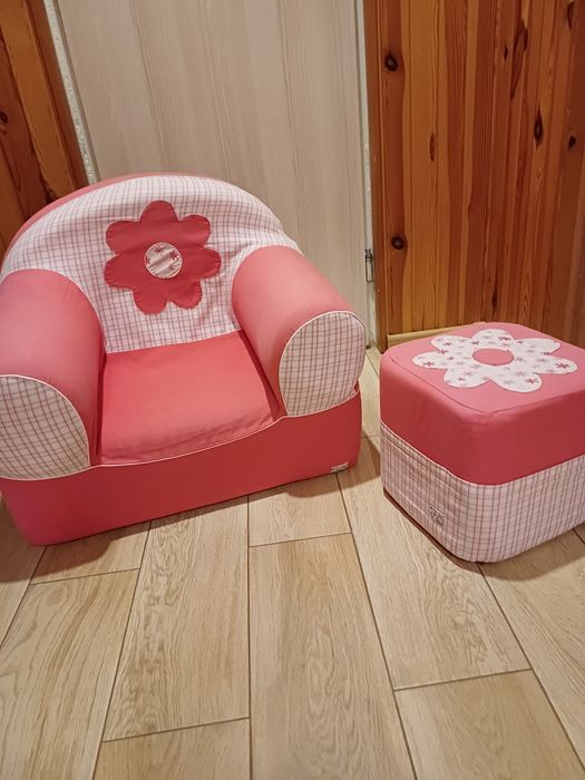 Fotelik z pufkiem  dla dziecka
