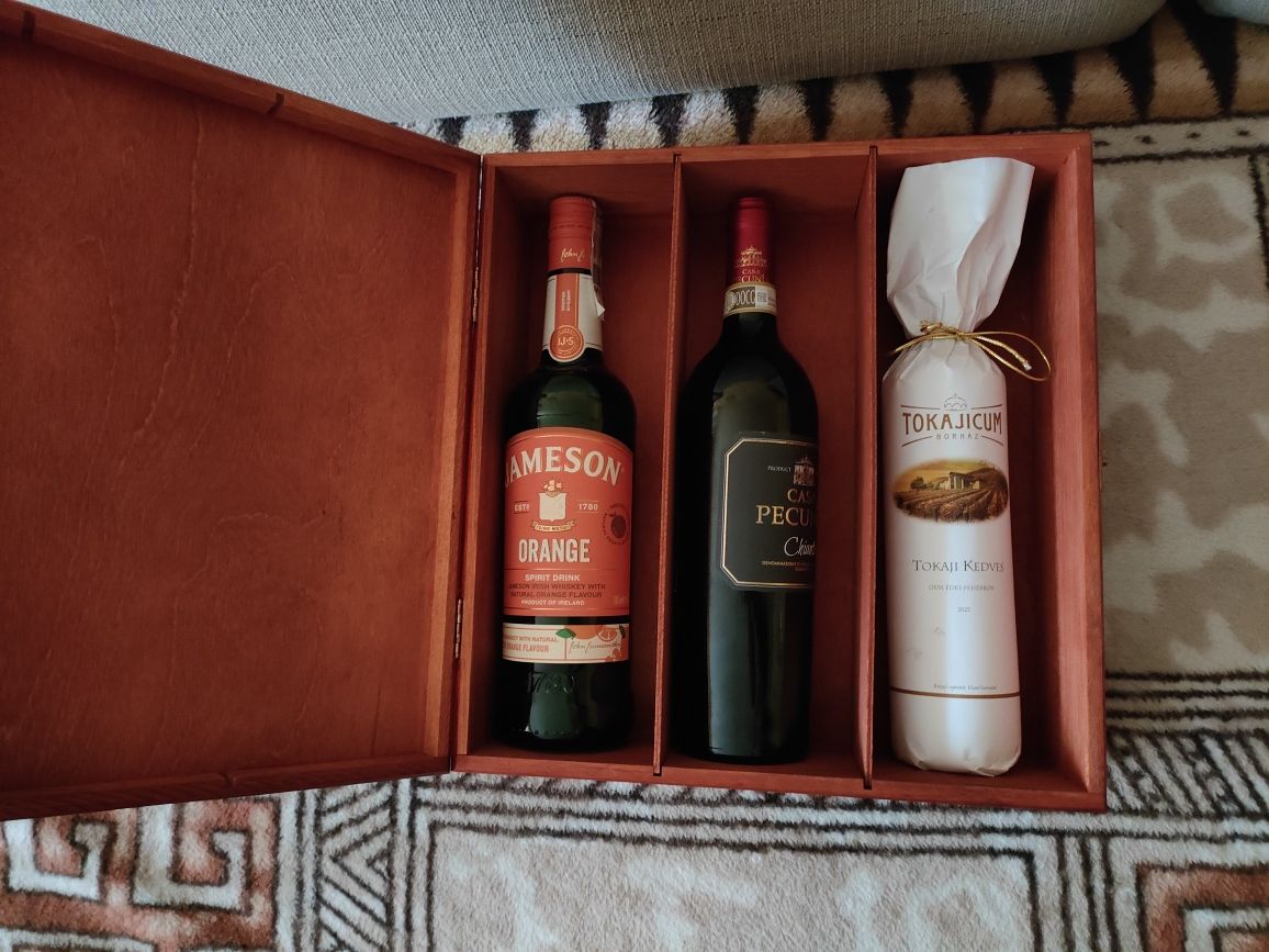 Elagancka drewniana skrzynka na wino lub whisky