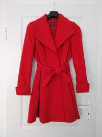 Kobiecy zgrabny elegancki klasyczny czerwony płaszcz szlafrokowy basic