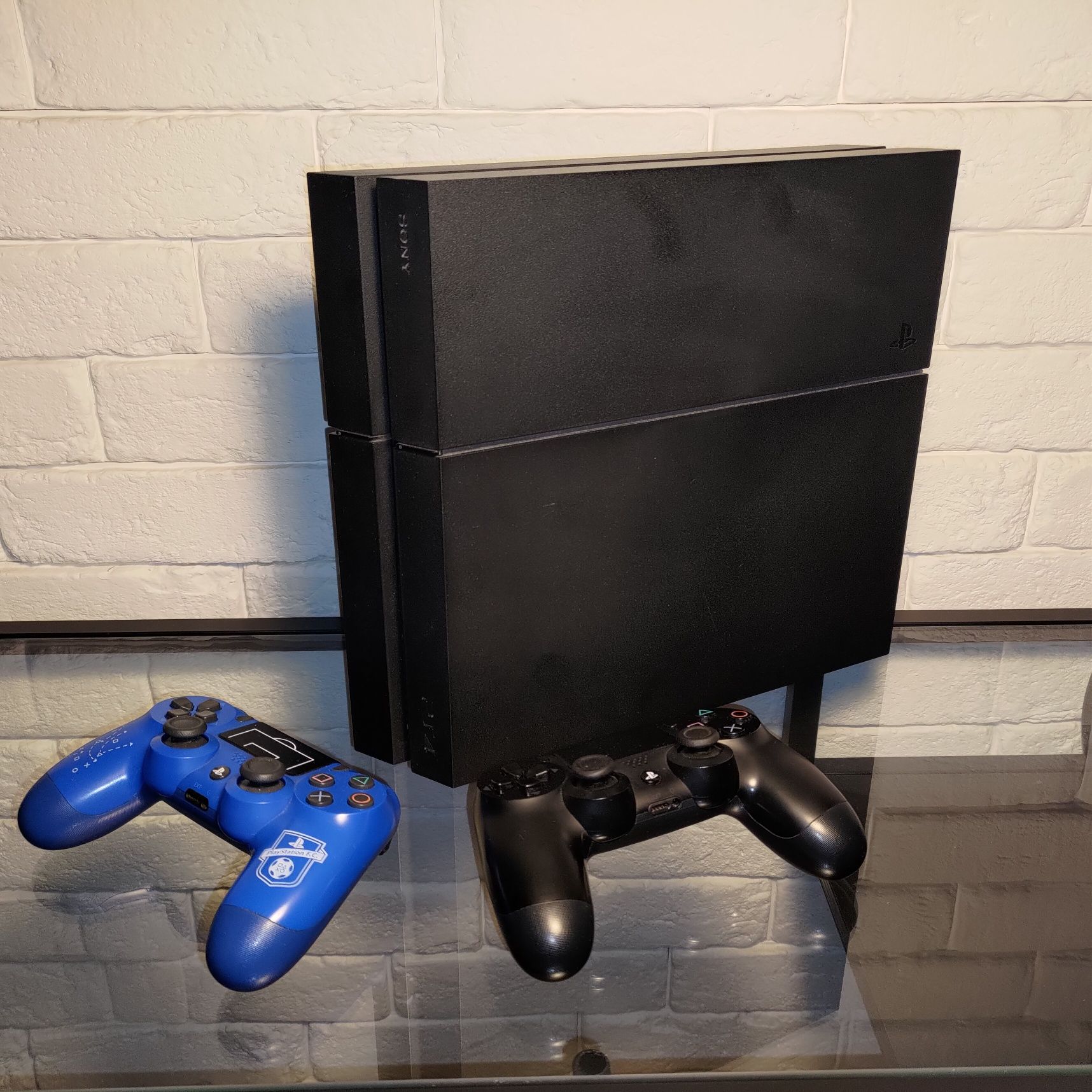 Konsola PlayStation 4  500GB + dwa pady