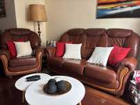 Sofa cama 3 lugares + 2 poltronas em cabedal