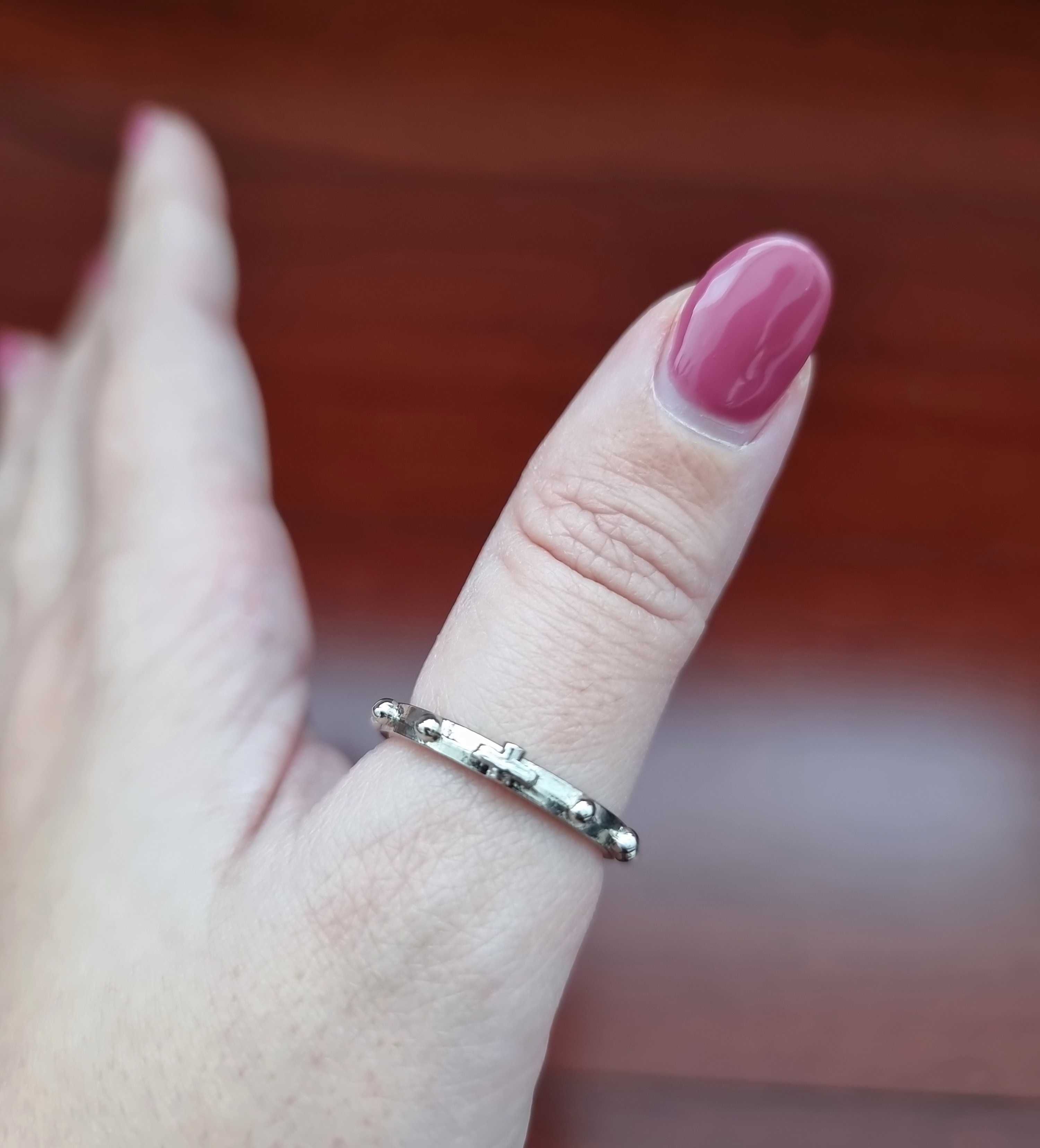Anel prateado com detalhes