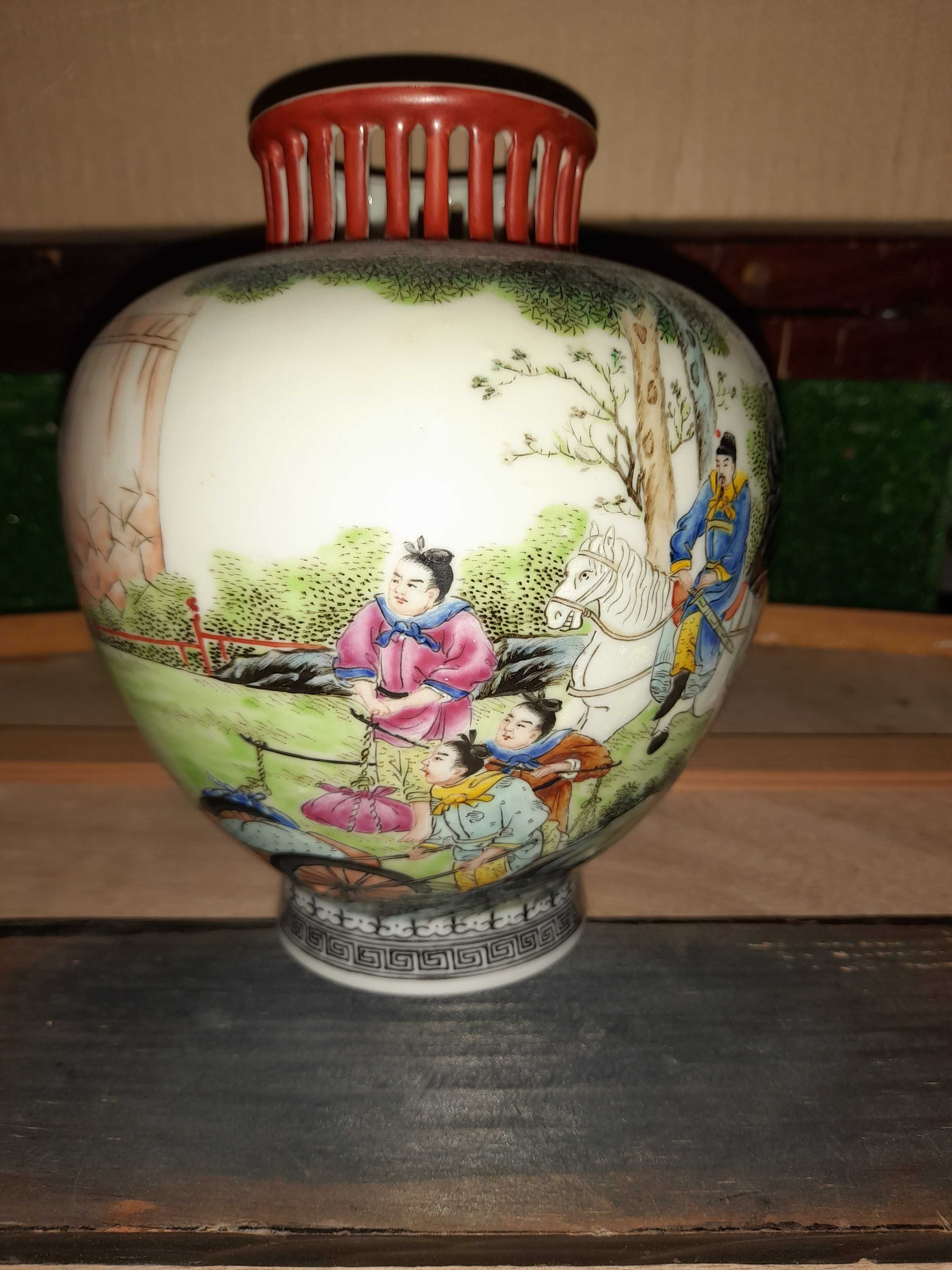 Jarra em porcelana japonesa com base em madeira séc. xx