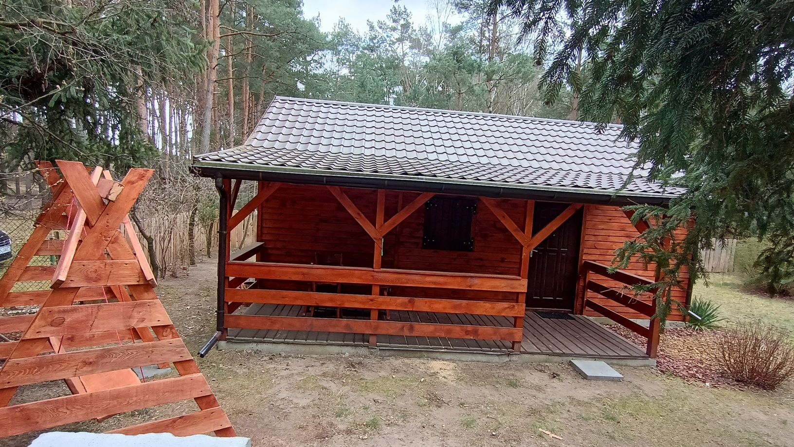 Nowy drewniany domek letniskowy – Skrzynki