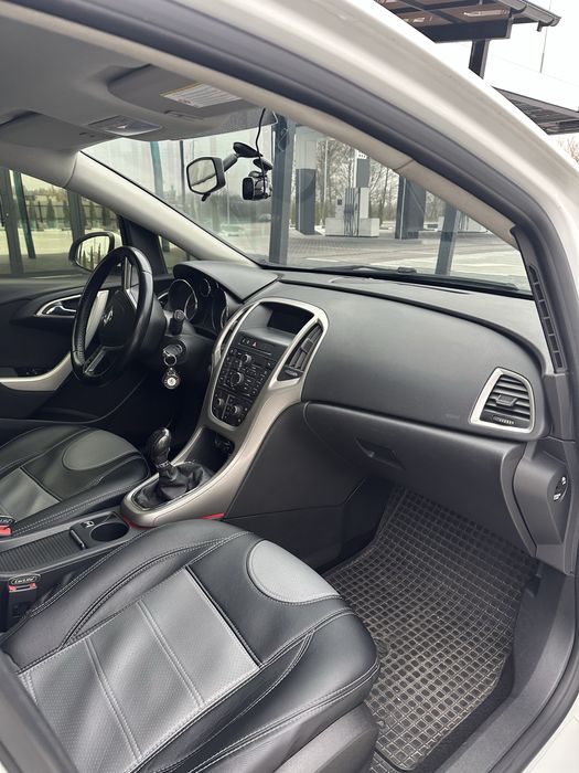 Opel Astra j автомобіль в чудовому стані