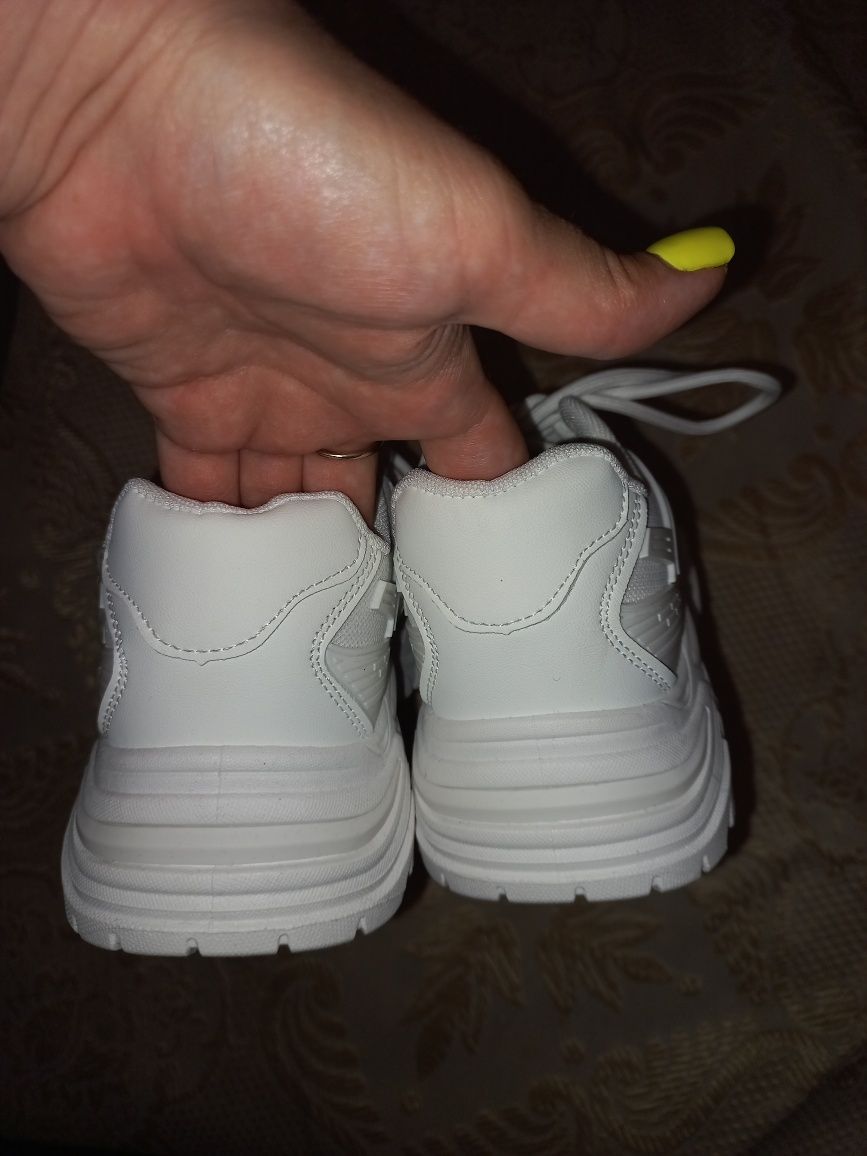 Білі кросівки, Кросовки белые