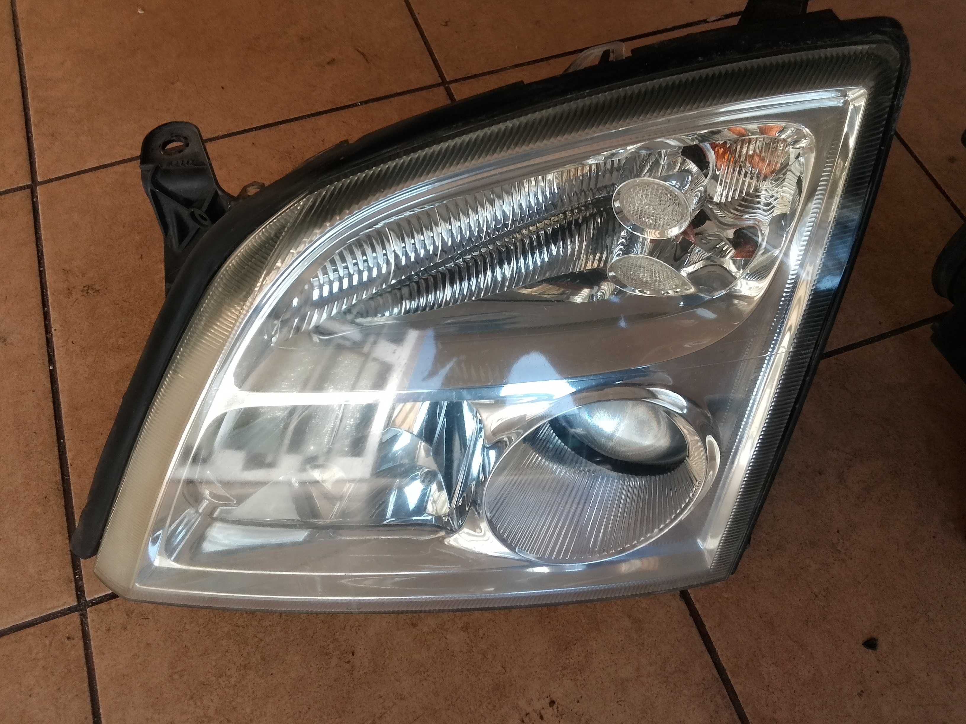 OPEL VECTRA C lampy przód xenon
