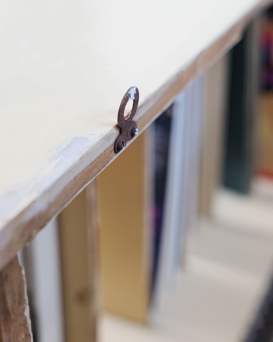 Estante de parede antiga em madeira