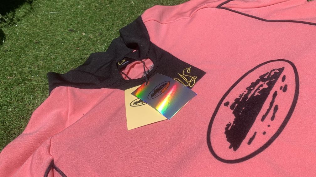 Polo Corteiz Rosa e Preto.