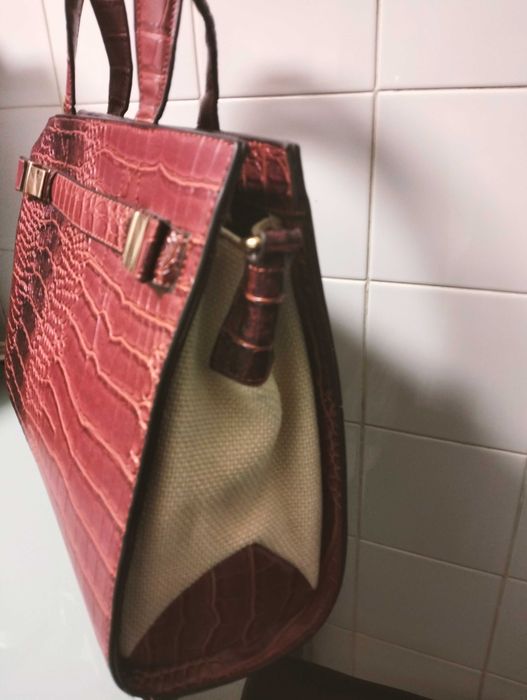 Vendo carteira lindíssima praticamente nova