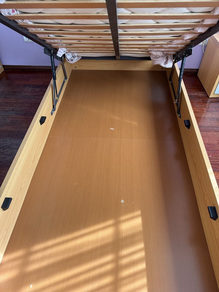 Cama com mesinha de cabeceira