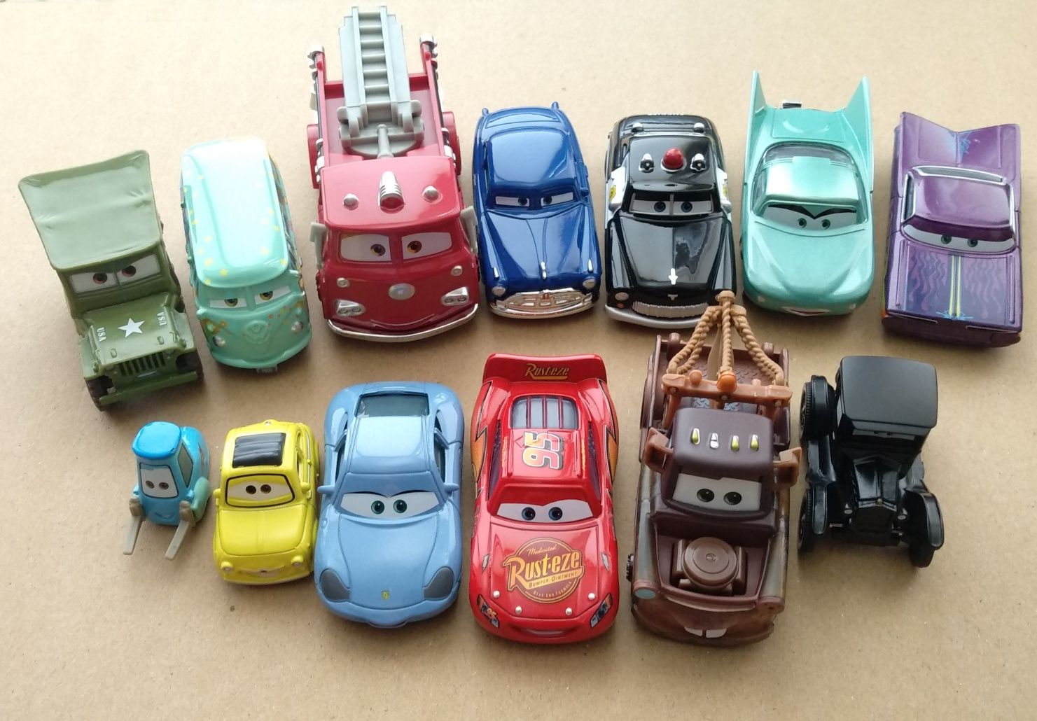 Мешканці Радіатор Спрінгс металеві машинки модельки 1:55 іграшки
