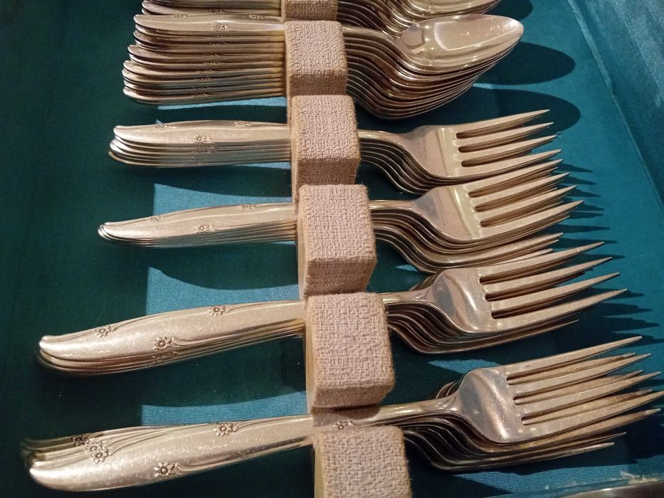 Sztućce Firmy 1847 Rogers Bros 77 sztuk
