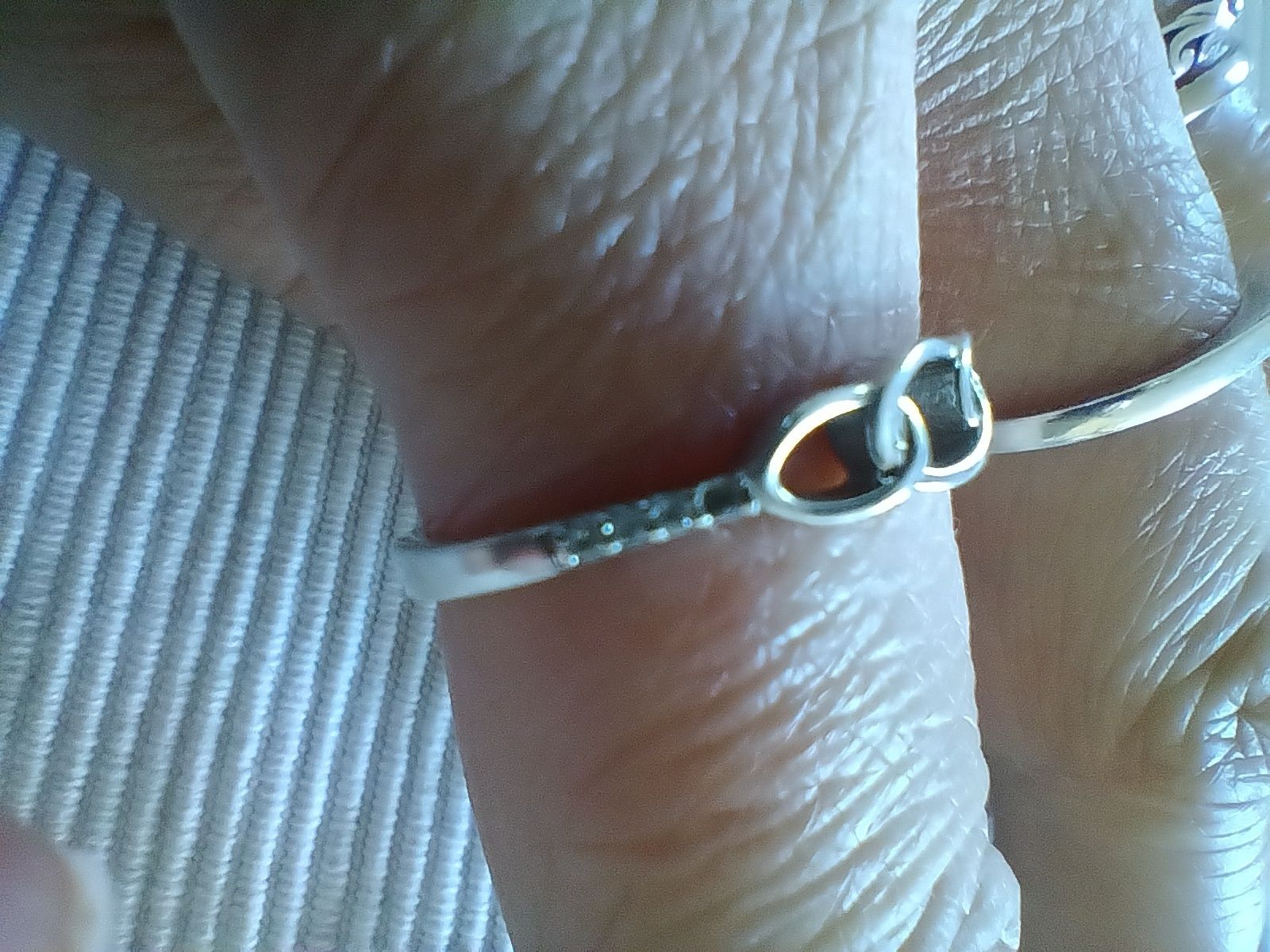 Srebrny pierścionek połączone kółeczka