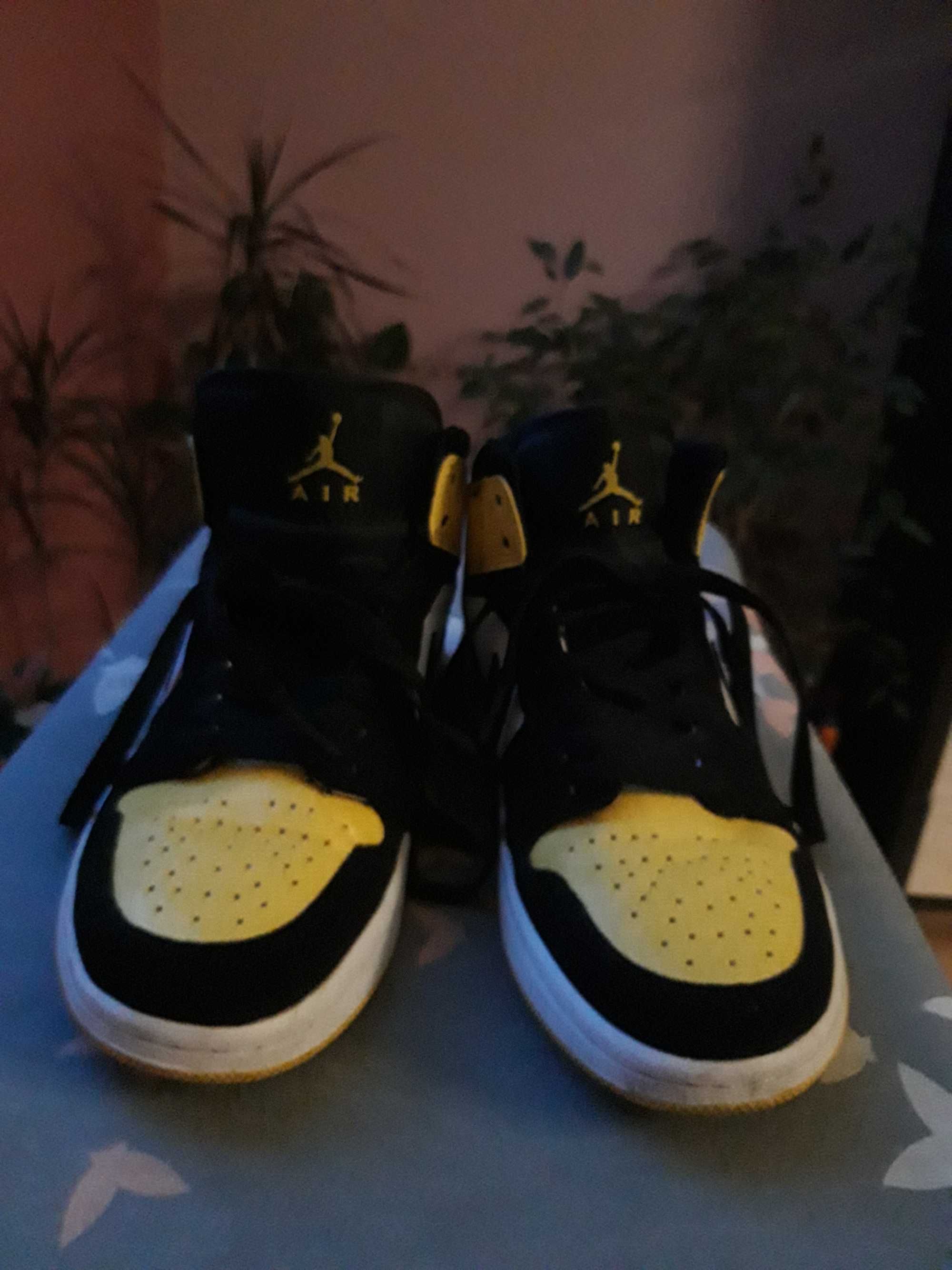 Buty chłopięce Nike Air Jordan 1 Mid SE yellow toe black 39