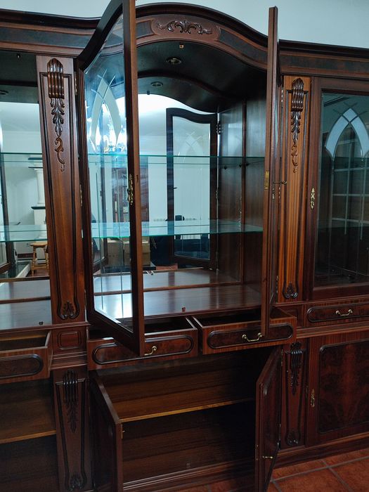 Cristaleira elegante em madeira de nogueira