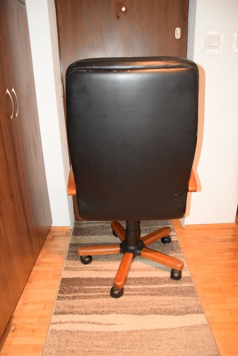 Fotel biurowy czarny na kółkach skóra/drewno