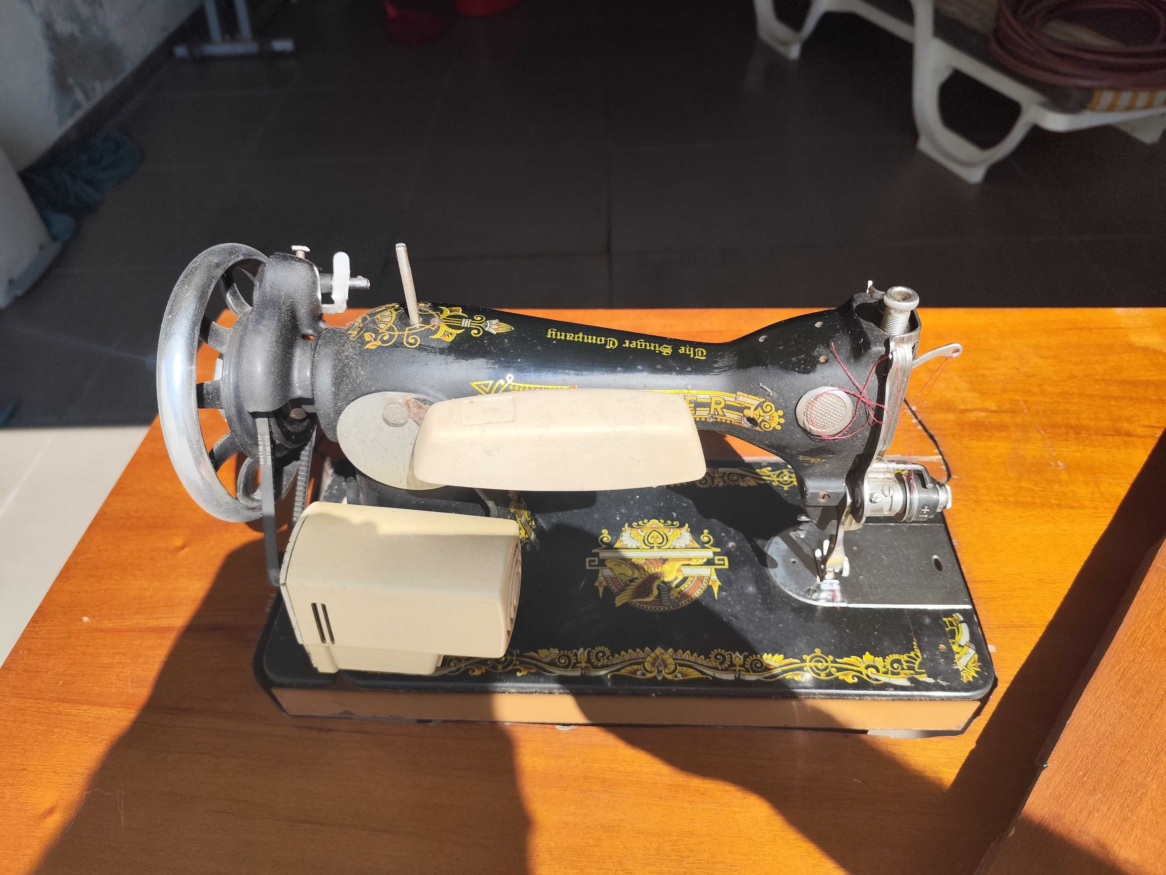 Máquina de Costura Singer