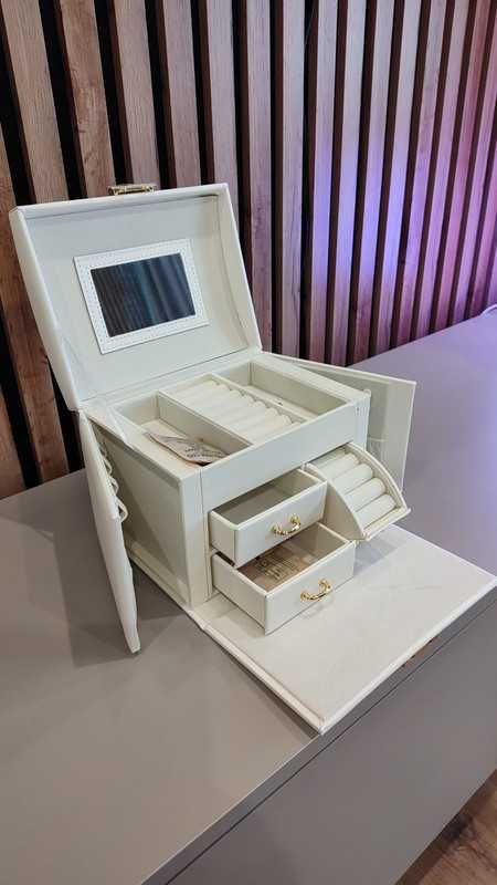 Kuferek na biżuterię – elegancki, nowy