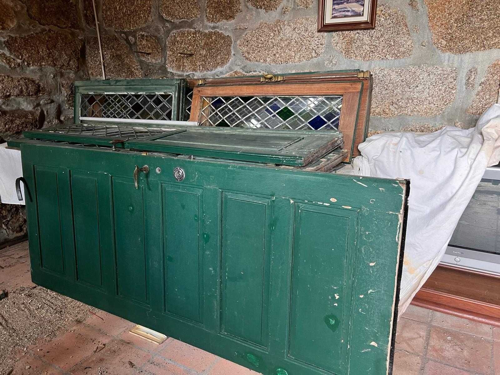 Portas/Janelas vitral em madeira maciça e puxadores em latão