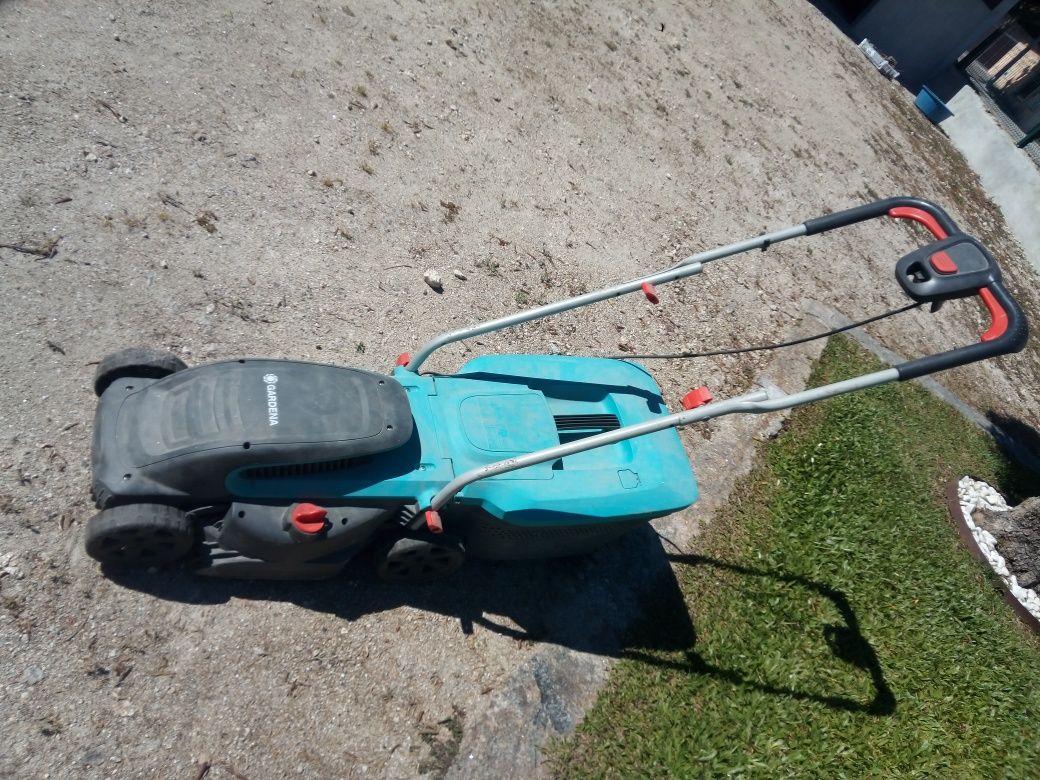 Máquina de cortar relva