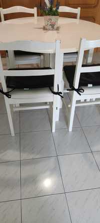Mesa branca e cadeiras almofadas