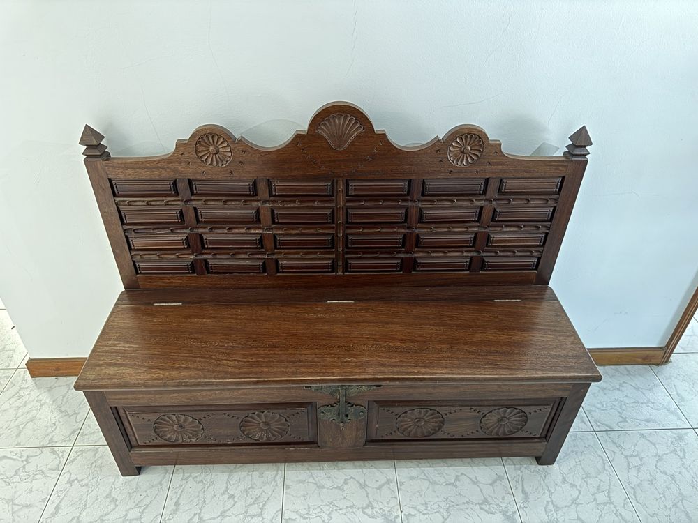 Banco de madeira com arrumação