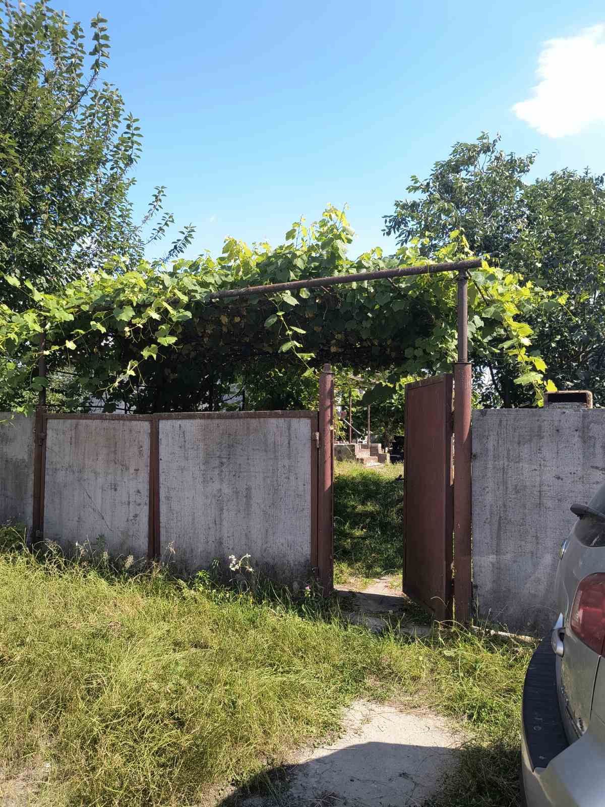 Продам газифікований будинок та 1 га землі.