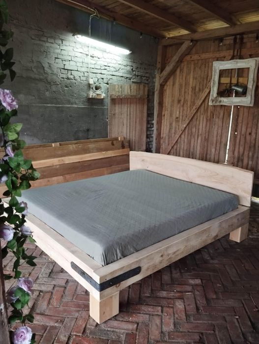 Ręcznie robione łóżko sosnowe 200x200 – naturalne drewno