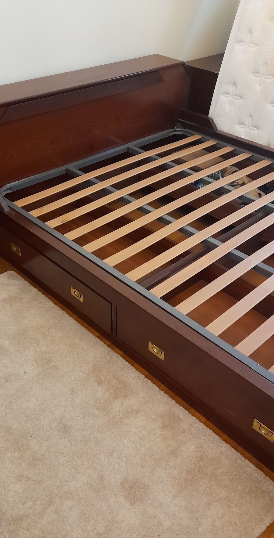 Cama de casal em mogno c/ estrado e duas mesas de cabeceira 1,40X190cm