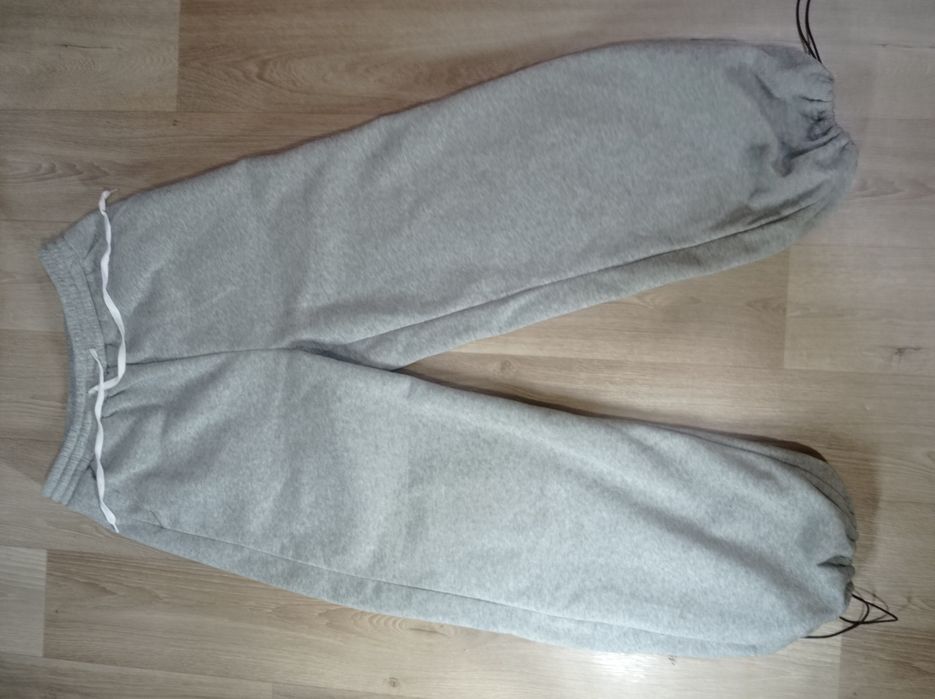 Серые штаны на резинках