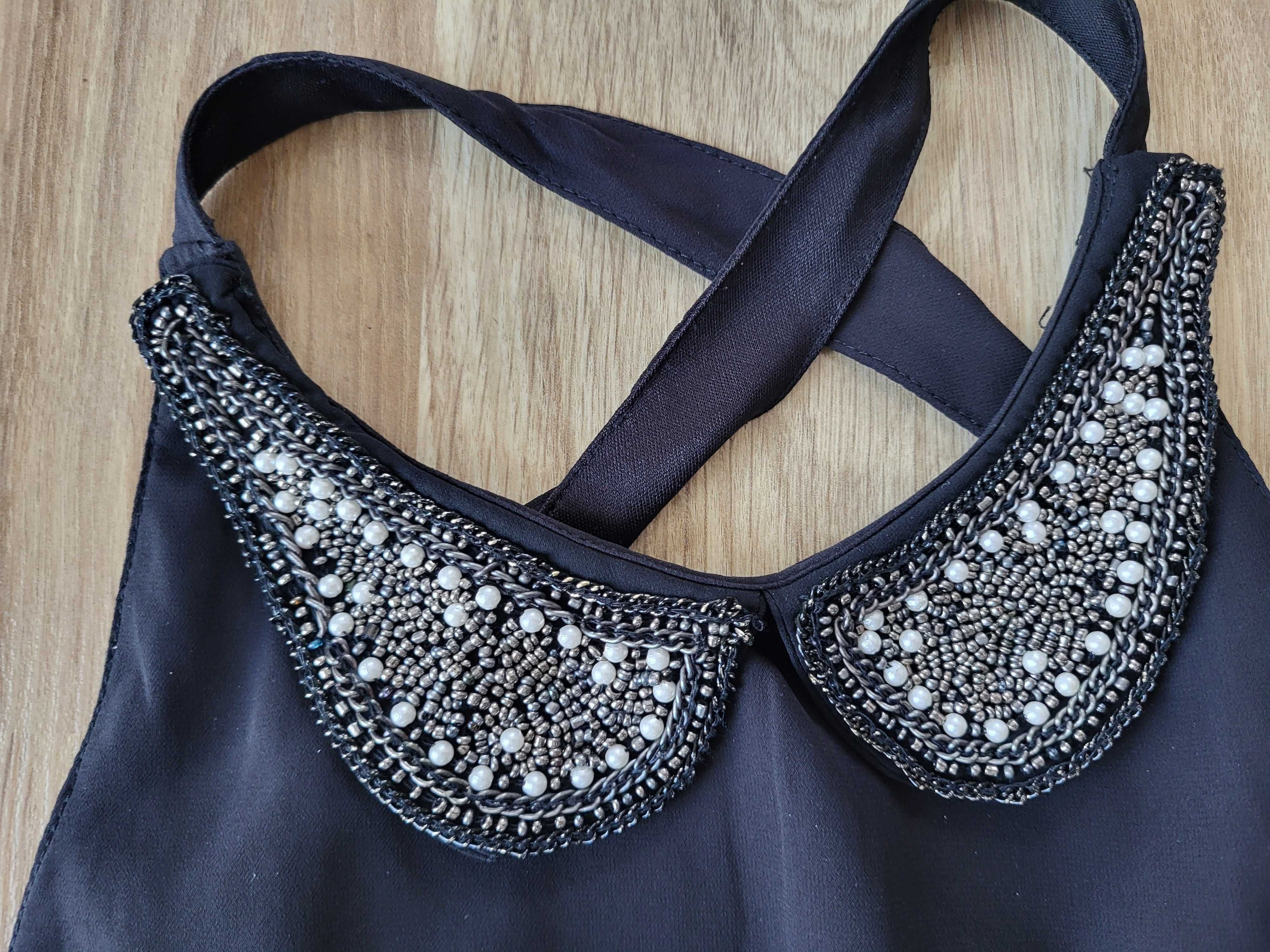 Krótka czarna sukienka z perełkami bershka