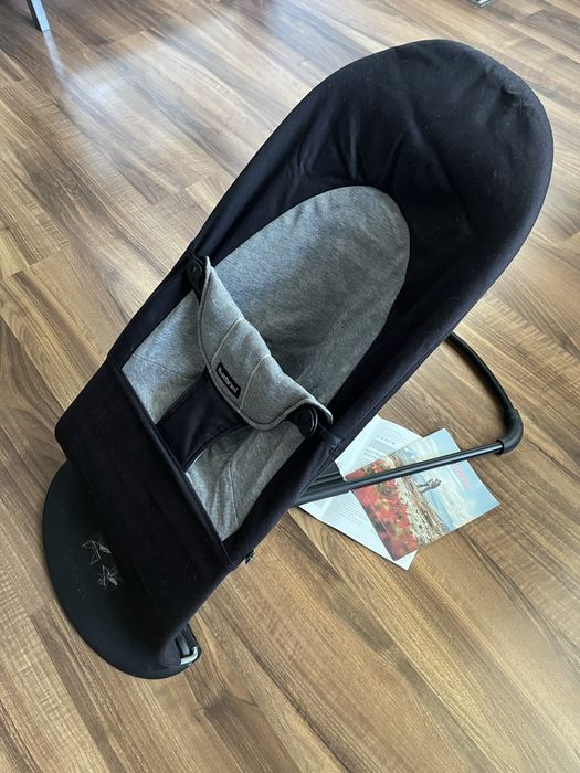 Espreguiçadeira de bébé Babybjorn + brinquedo