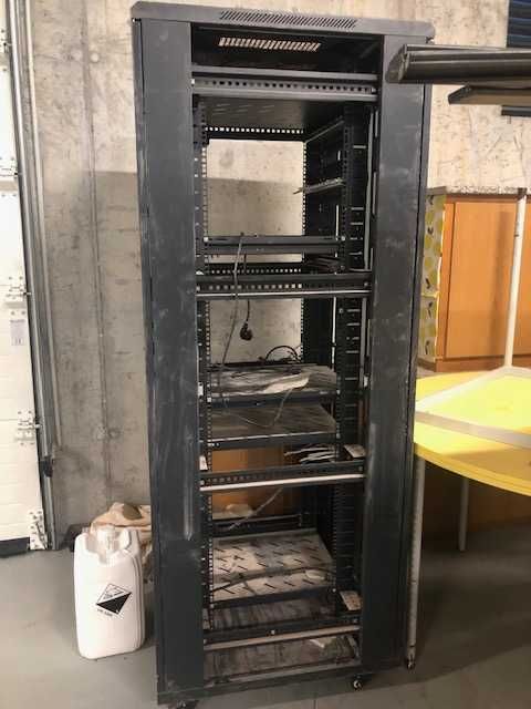 Dois Bastidores de informática