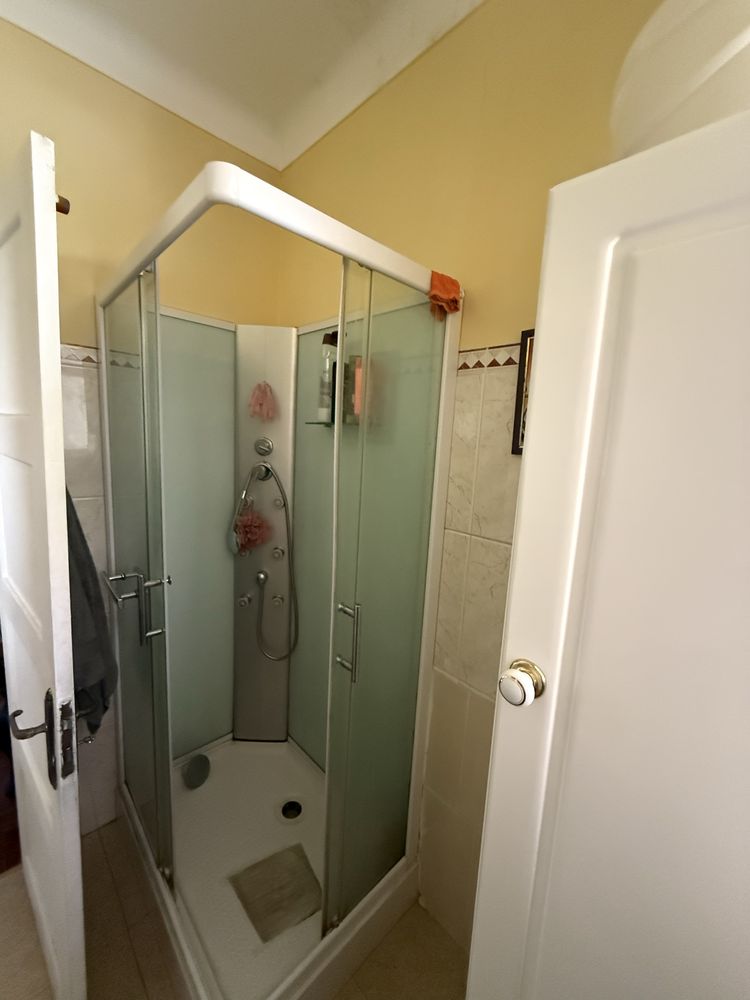 QUARTO amplo 2 camas casaln c/s filho em Olival Basto