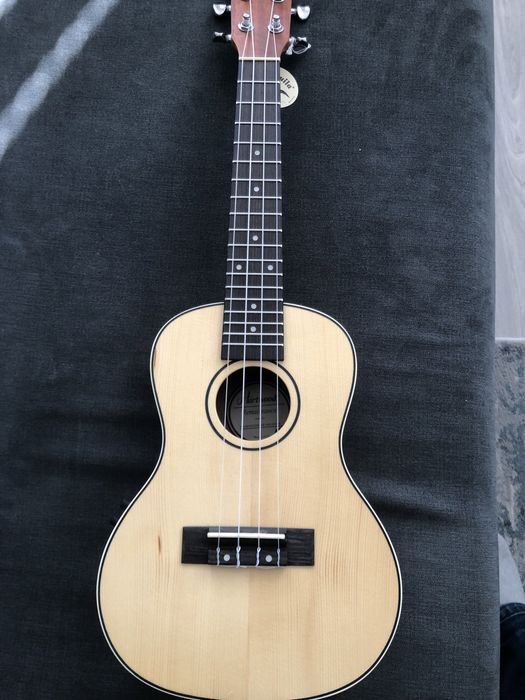 Ukulele elektroakustyczne