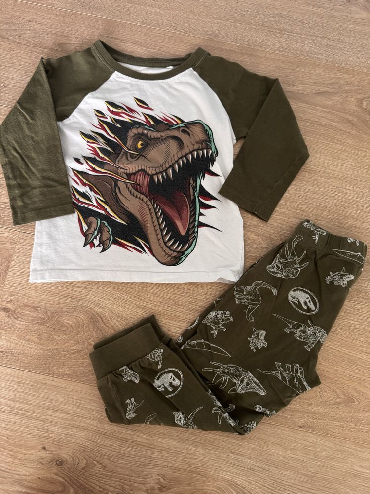 Pizama z dinozaurem
