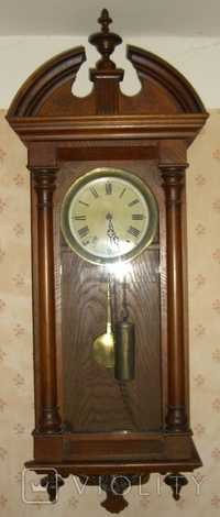 Годинник настінний гирьовий з печаткою Мозер на задній стінці.