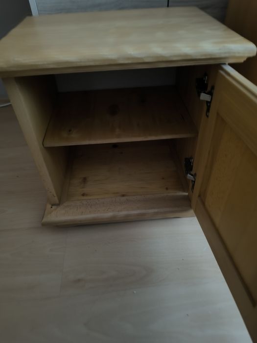 Dwie drewniane szafki w stanie bardzo dobrym