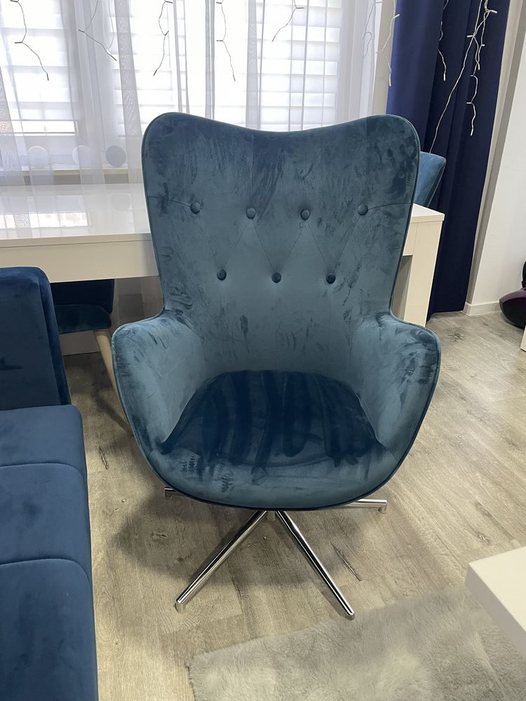 Błękitny fotel obrotowy