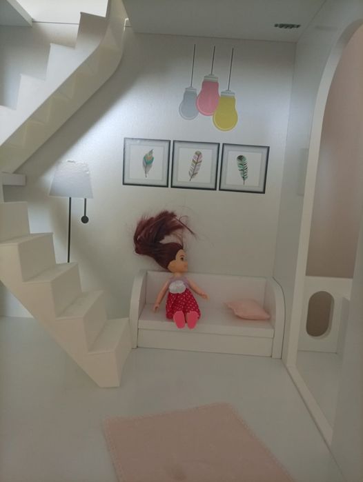 Domek dla lalek drewniany.