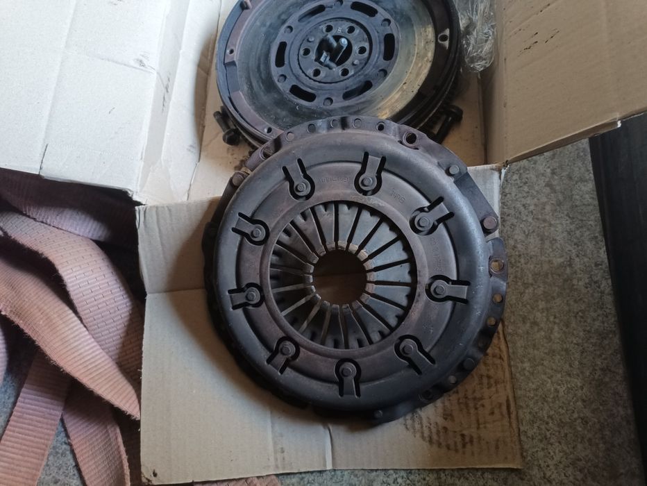 Продам двохмасовий маховик з корзиною без диска на Ауді А4 1.9 дизель