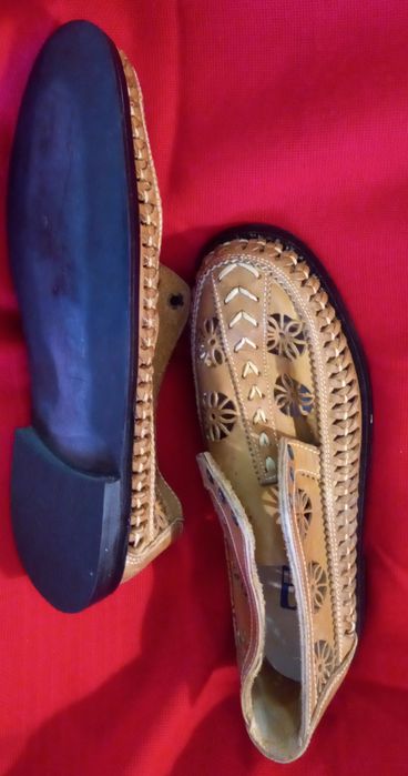 Sapatos novos marroquinos, em pele.