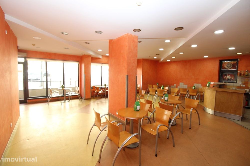 Cafetaria ampla em zona central de Lagos