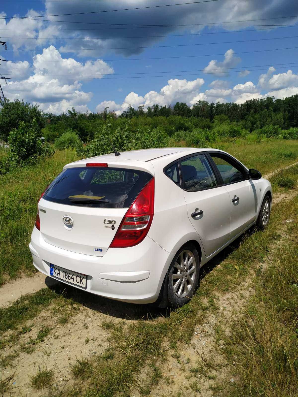 Продаю Hyundai i30. Хетчбек колір білий. 2009 г Александр