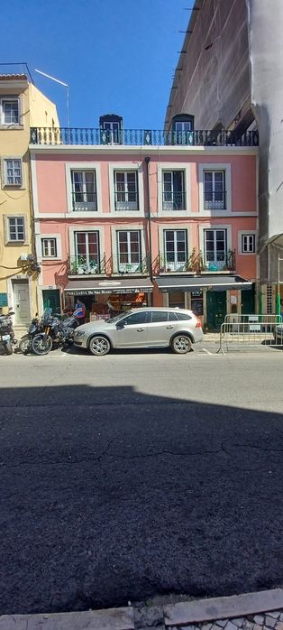 Alugo T 2 em águas furtadas na rua de São Bento em Lisboa