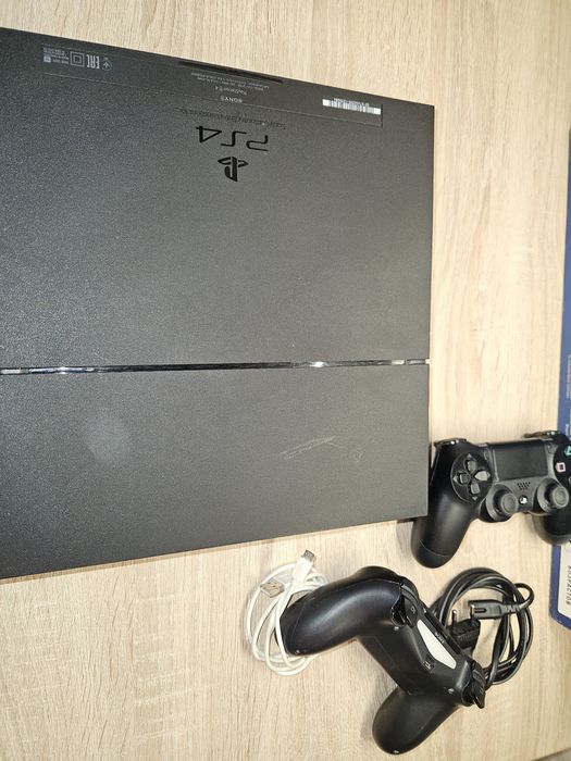 Sony Playstation 4 1Tb CUH-1208B, 2шт геймпади+ гра Assassin's Creed